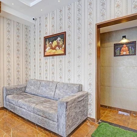 Oyo Flagship 86605 Hotel The Meriton Ахмедабад Экстерьер фото