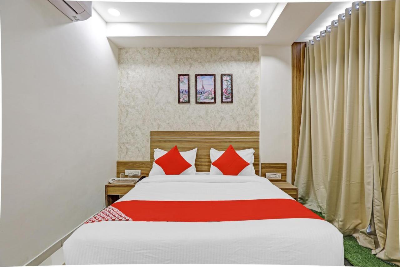 Oyo Flagship 86605 Hotel The Meriton Ахмедабад Экстерьер фото