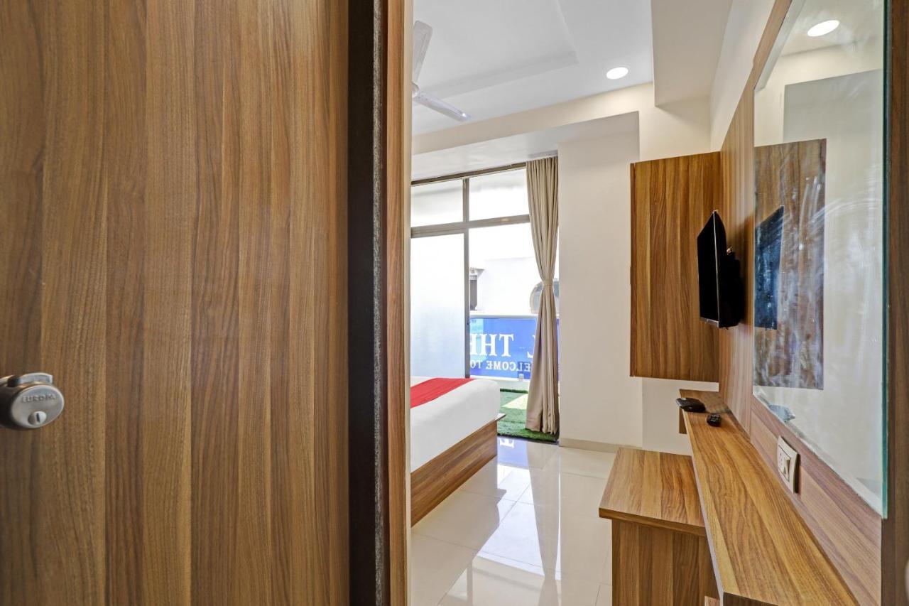 Oyo Flagship 86605 Hotel The Meriton Ахмедабад Экстерьер фото
