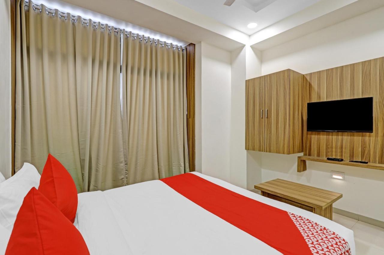 Oyo Flagship 86605 Hotel The Meriton Ахмедабад Экстерьер фото