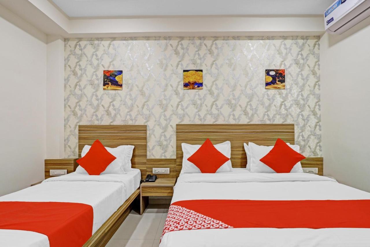 Oyo Flagship 86605 Hotel The Meriton Ахмедабад Экстерьер фото