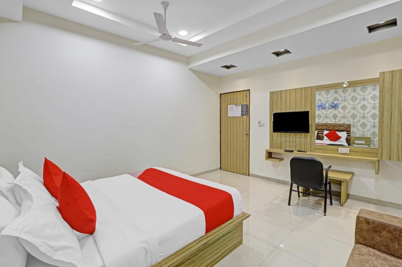 Oyo Flagship 86605 Hotel The Meriton Ахмедабад Экстерьер фото