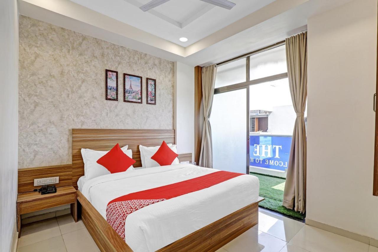 Oyo Flagship 86605 Hotel The Meriton Ахмедабад Экстерьер фото