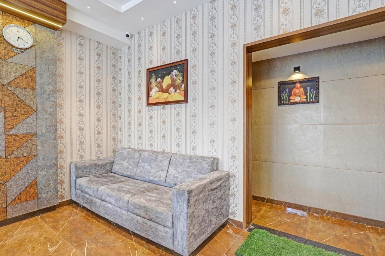 Oyo Flagship 86605 Hotel The Meriton Ахмедабад Экстерьер фото