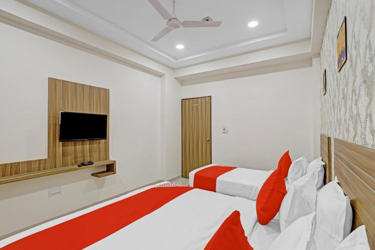 Oyo Flagship 86605 Hotel The Meriton Ахмедабад Экстерьер фото
