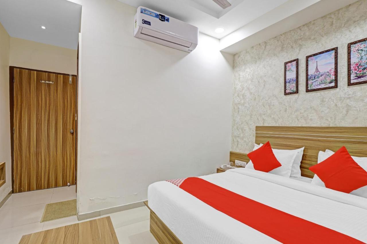 Oyo Flagship 86605 Hotel The Meriton Ахмедабад Экстерьер фото