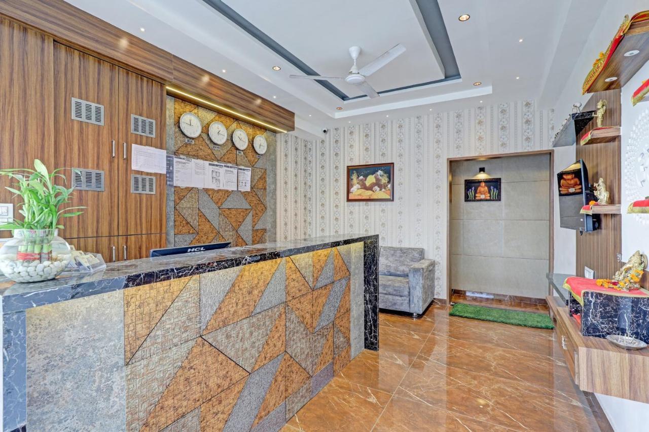 Oyo Flagship 86605 Hotel The Meriton Ахмедабад Экстерьер фото