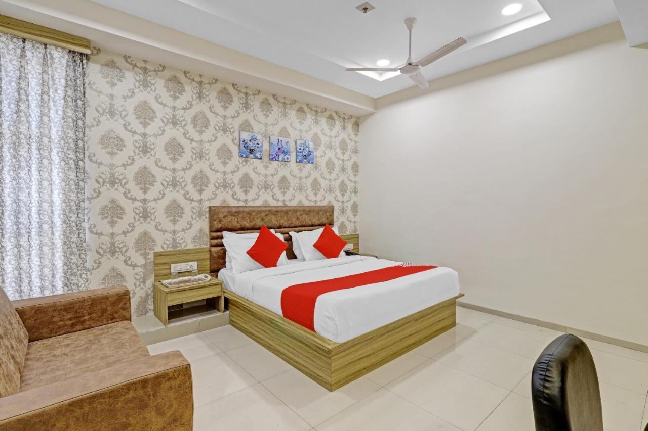 Oyo Flagship 86605 Hotel The Meriton Ахмедабад Экстерьер фото