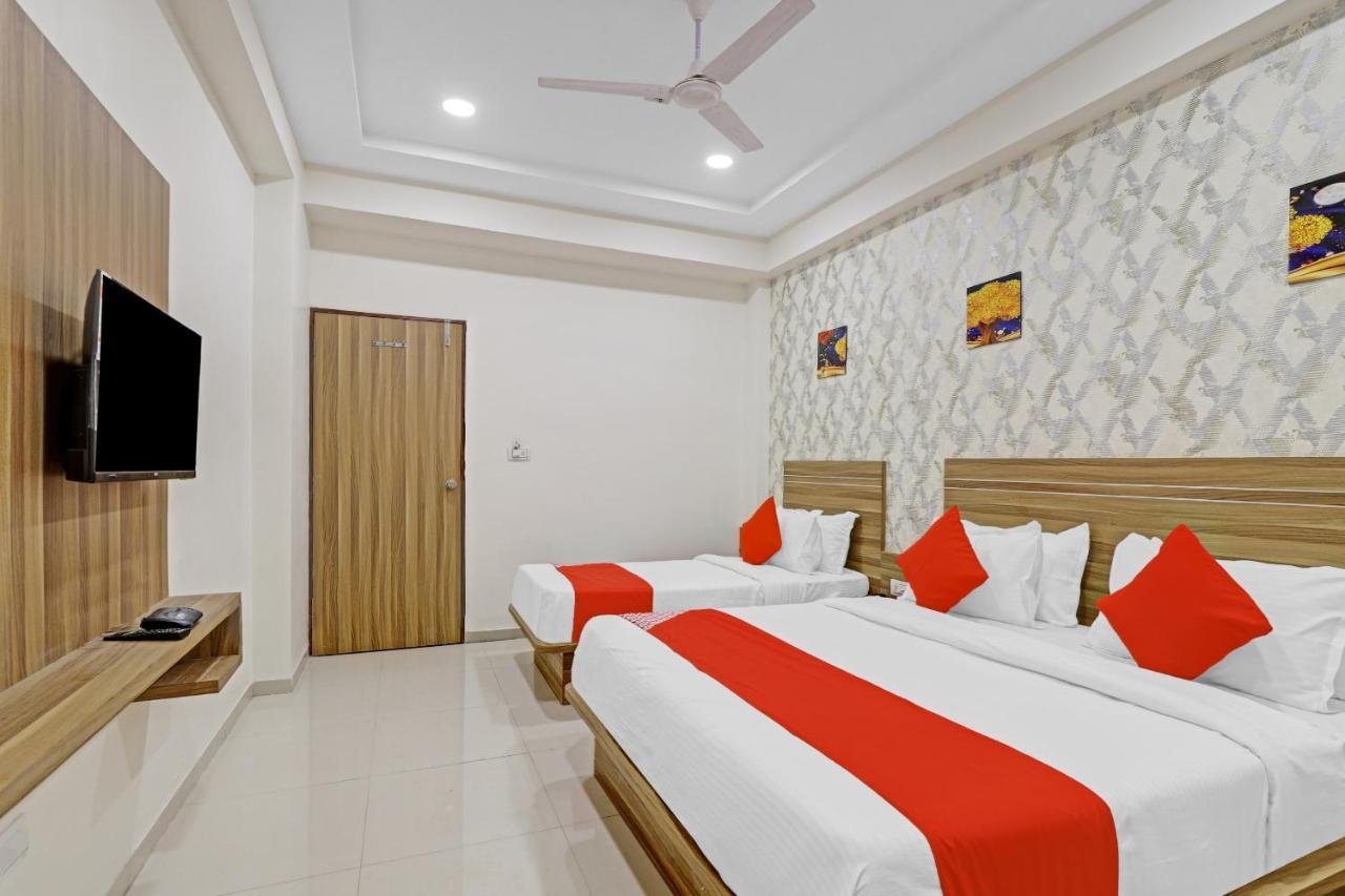 Oyo Flagship 86605 Hotel The Meriton Ахмедабад Экстерьер фото